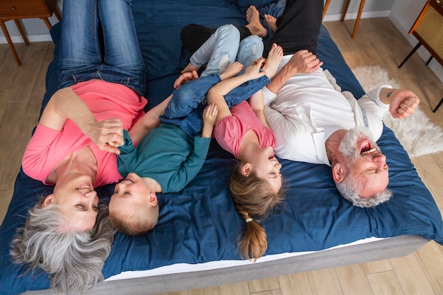 Glückliche Familie, die zusammen vollen Schuss spielt