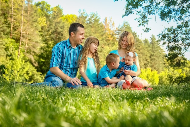 Glückliche Familie draußen im Park