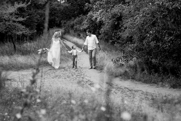 Glückliche Familie drei Vater Mutter und Sohn auf einem Spaziergang