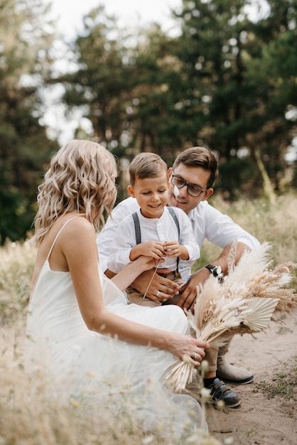 Foto glückliche familie drei vater mutter und sohn auf einem spaziergang