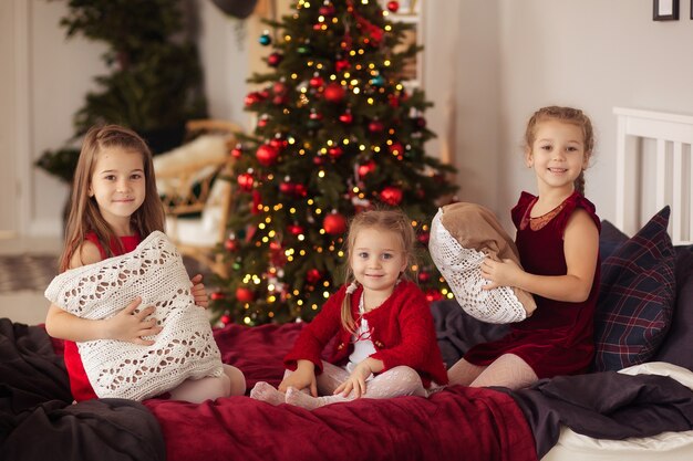 Glückliche Familie durch den Weihnachtsbaum zu Hause mit Geschenken