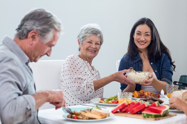 Glückliche Familie frühstücken