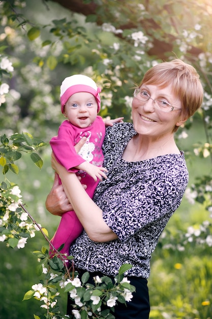 Glückliche Familie Großmutter und Enkelin Kind