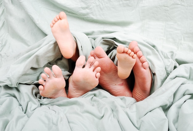 Glückliche Familie im Bett