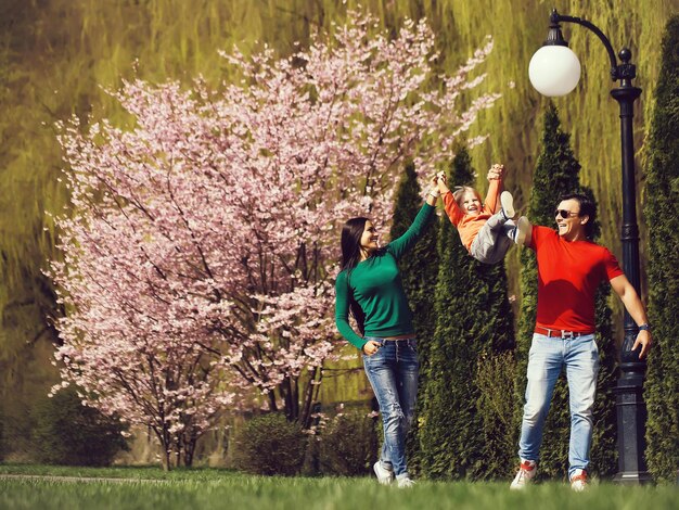 Glückliche Familie im blühenden Park