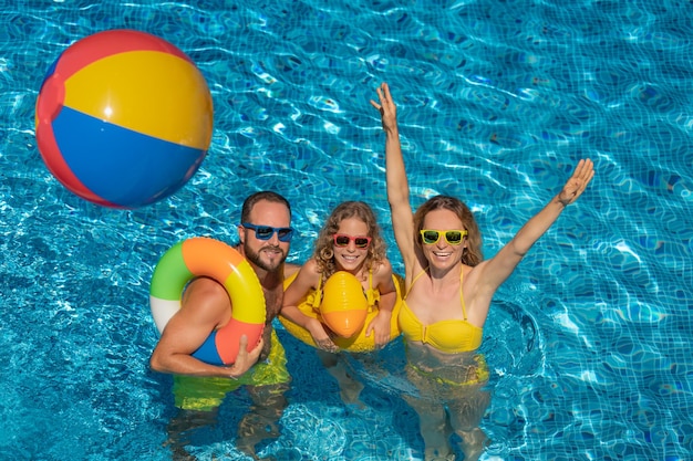 Glückliche Familie im Freibad