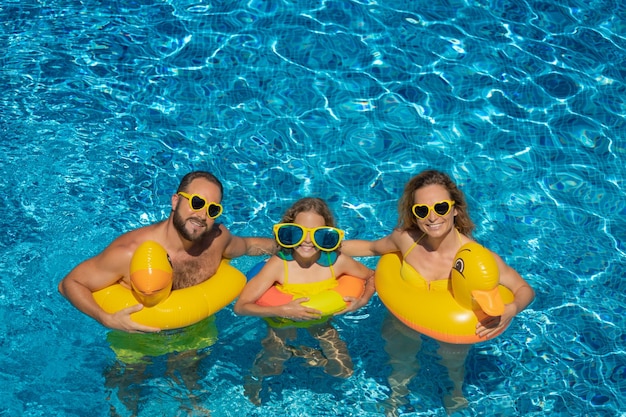 Glückliche Familie im Freibad