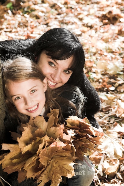 Glückliche Familie im Freien