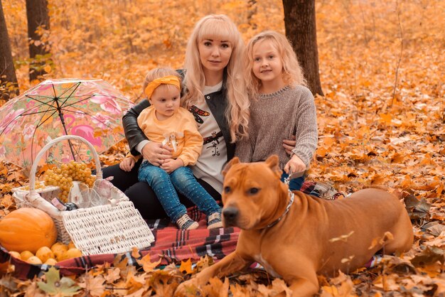 glückliche Familie im Herbst im Park