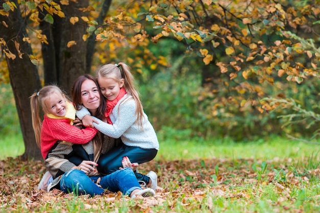 Glückliche Familie im Herbstpark draußen