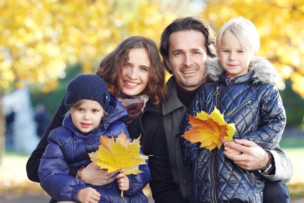 Glückliche Familie im Herbstpark