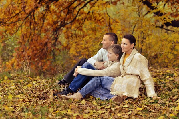 Glückliche Familie im Herbstpark