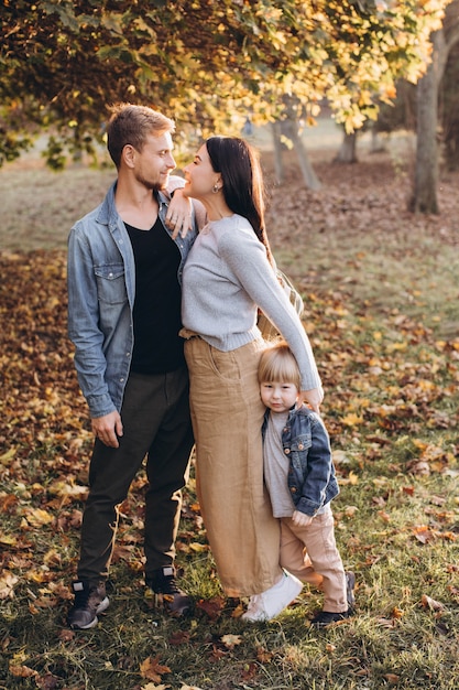 Glückliche Familie im Herbstpark