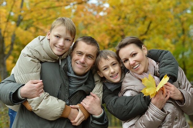 Glückliche Familie im Herbstwald