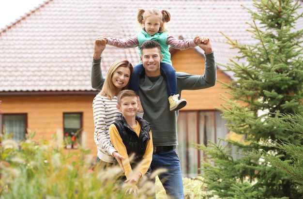 Glückliche Familie im Hof in der Nähe ihres Hauses