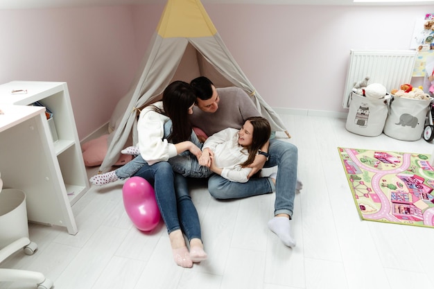 Glückliche Familie im Kinderzimmer