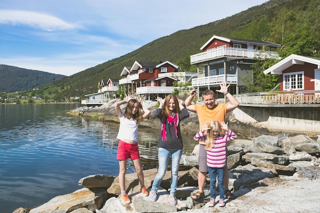 Glückliche Familie im Norwegen