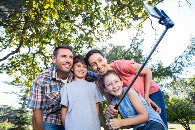 Glückliche Familie im Park, der selfie nimmt