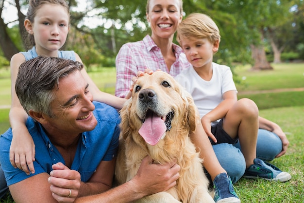 Foto glückliche familie im park mit ihrem hund