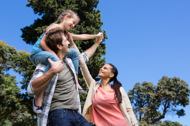 Glückliche Familie im Park zusammen