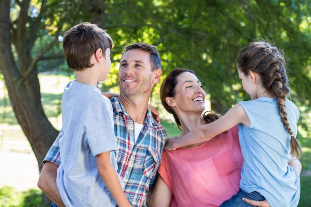 Glückliche Familie im Park zusammen