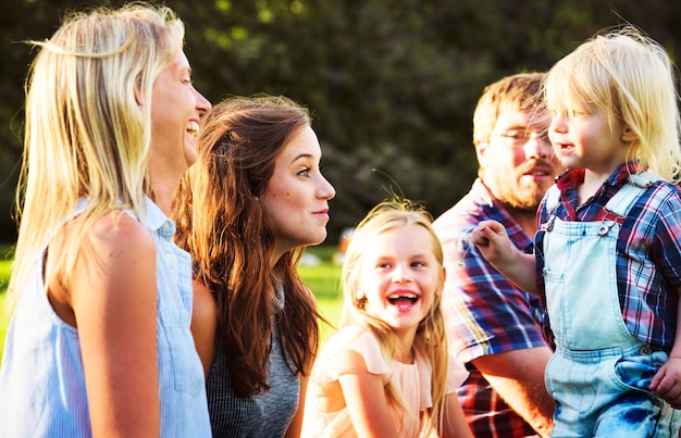 Glückliche Familie im Park