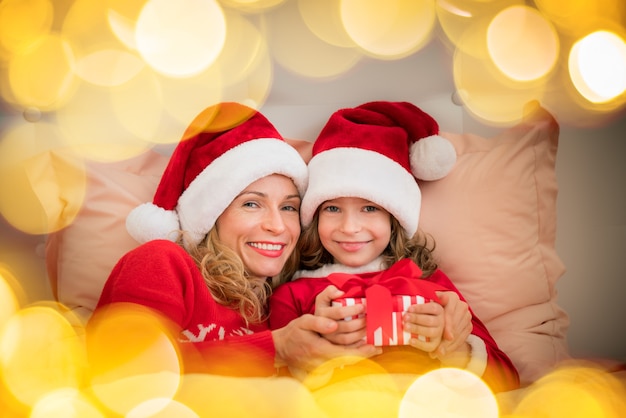 Glückliche Familie im Schlafzimmer. Mutter und Kind drinnen