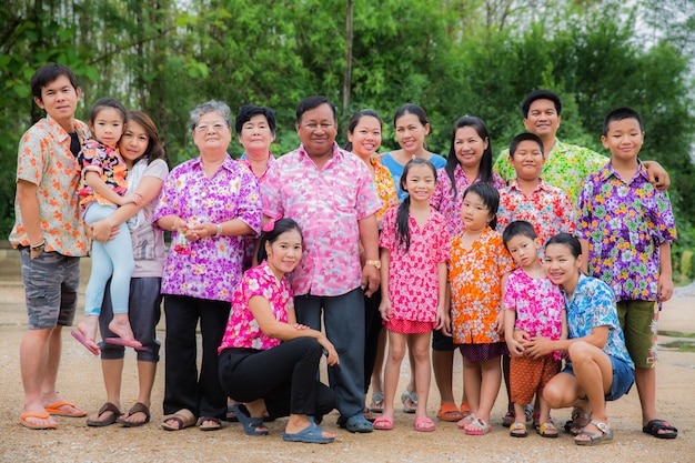 Glückliche Familie im Songkran Festival