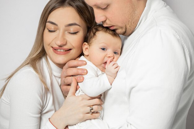 Glückliche Familie im Studio auf weißem Hintergrund