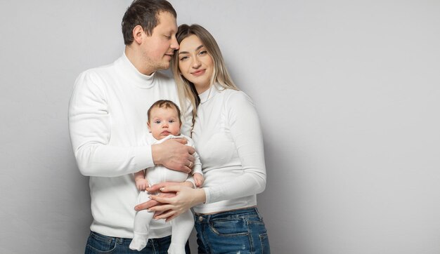 Glückliche Familie im Studio auf weißem Hintergrund