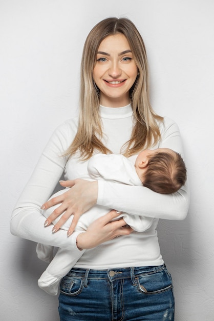 Foto glückliche familie im studio auf weißem hintergrund