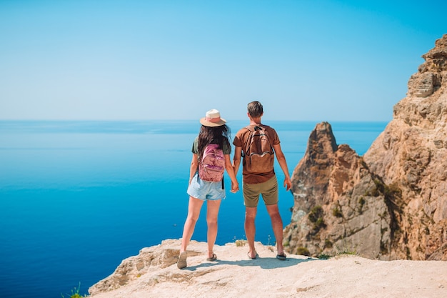 Glückliche Familie im Urlaub in den Bergen