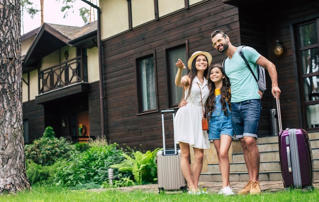 glückliche Familie im Urlaub