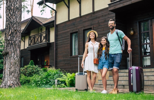 glückliche Familie im Urlaub