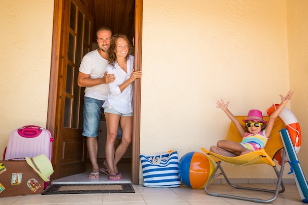 Glückliche Familie in den Sommerferien