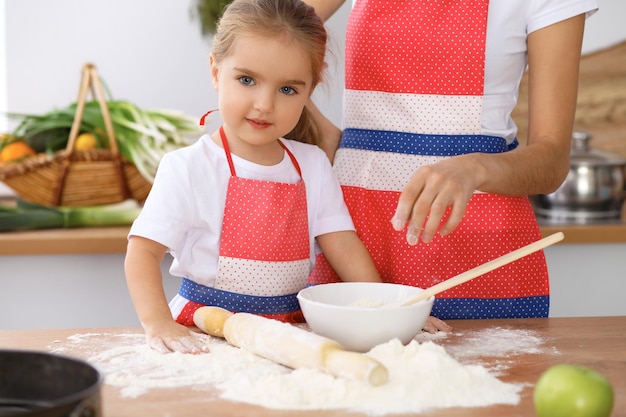 Glückliche Familie in der Küche Mutter und Kind Tochter kochen Feiertagstorte oder Kekse für den Muttertag