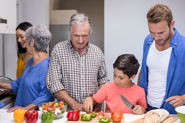 Glückliche Familie in der Küche