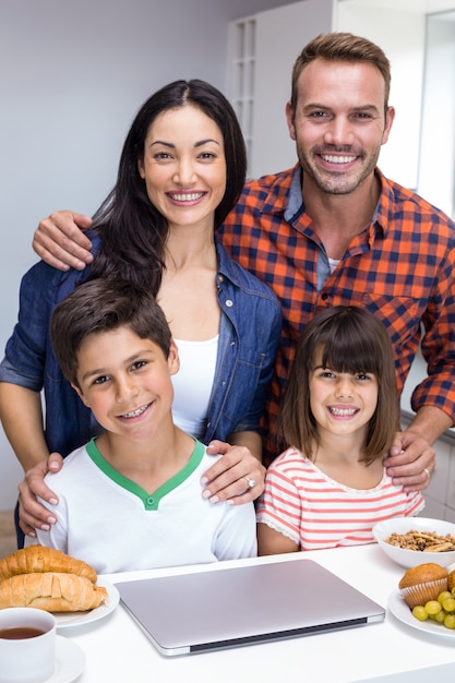 Glückliche Familie in der Küche