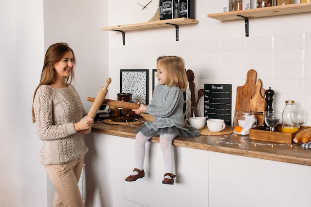 Glückliche Familie in der Küche.