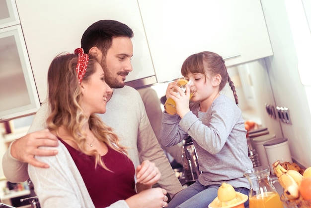 Glückliche Familie in der Küche