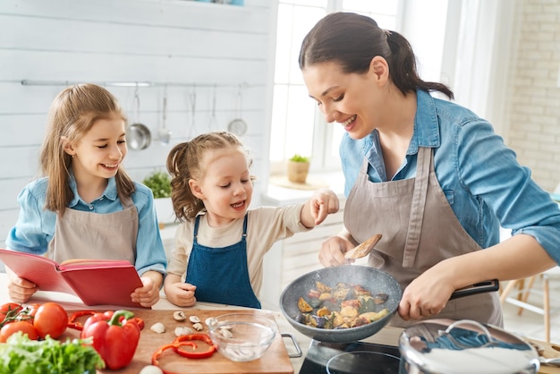 Glückliche Familie in der Küche.