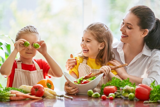 Glückliche Familie in der Küche.