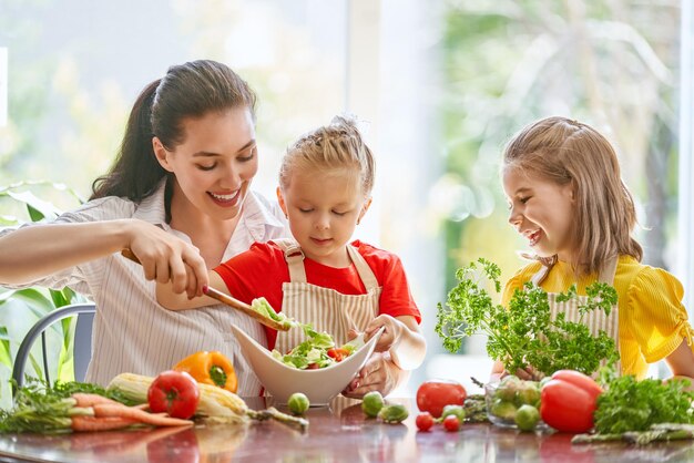 Glückliche Familie in der Küche.