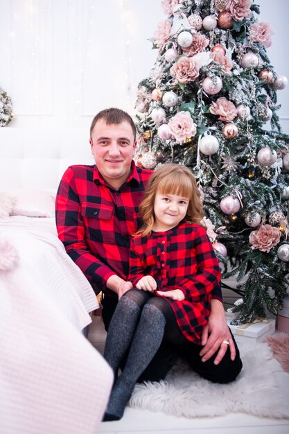 Glückliche Familie in der Nähe von Weihnachtsbaum