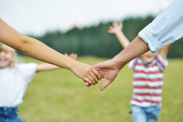 Glückliche Familie in der Natur, die Spaß hat