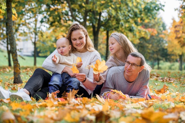 Glückliche Familie in einem Herbstpark