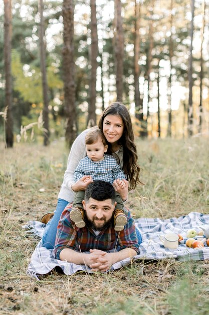 glückliche Familie in einem Picknick im Wald