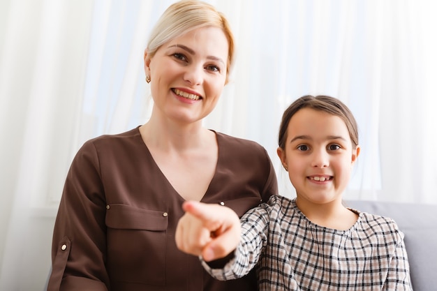 Glückliche Familie in einer Videokonferenz zu Hause