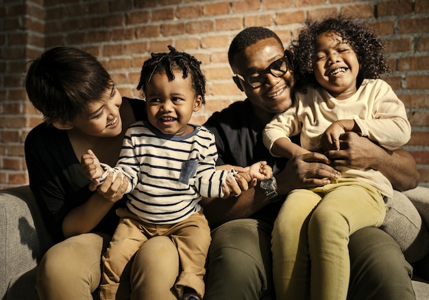 Glückliche Familie in ihrem neuen Zuhause