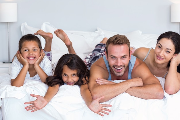 Glückliche Familie in ihrem Schlafzimmer